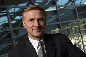 Nokia Exec Predicts Rise of Cameraphones and Demise of DSLRs l Vanjoki Anssi Nokia048