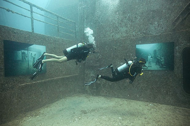 Photo Exhibition Held at a Shipwreck 93 Feet Deep in the Ocean uw3