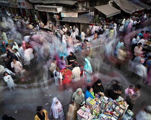 Long Exposure Photos That Capture the Hustle and Bustle of Big Cities bustle4 mini