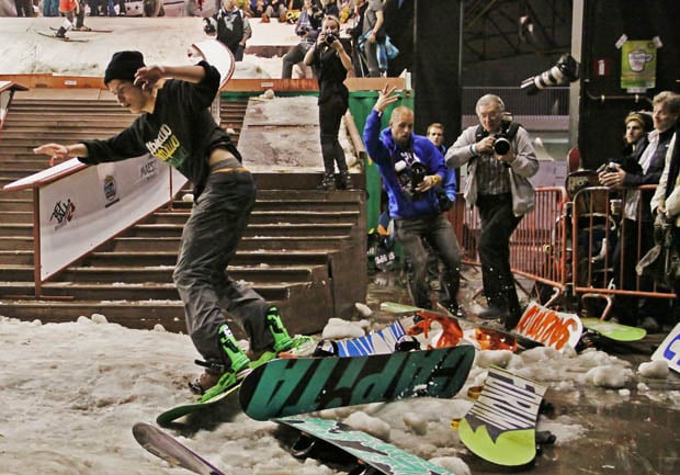 004 Burst Shots of Snowboard Trick Capture a Photographers Worst Nightmare 004