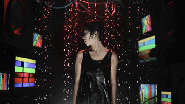 Commercial Features Water Drops Frozen With Sound and the Cameras Frame Rate drops