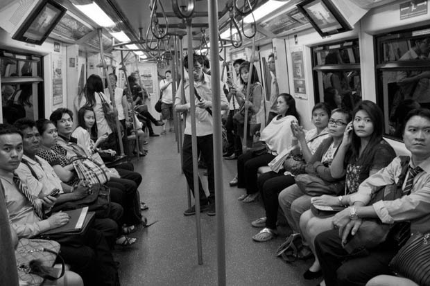 hokkaido Photographer Snaps Surprised Reactions After Shouting Words on Subway Trains hokkaido