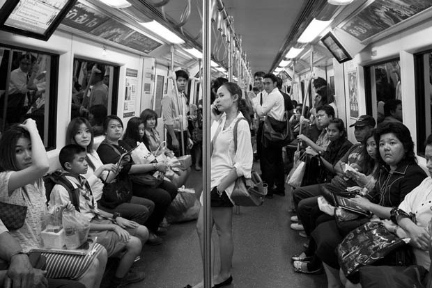 morningglory Photographer Snaps Surprised Reactions After Shouting Words on Subway Trains morningglory