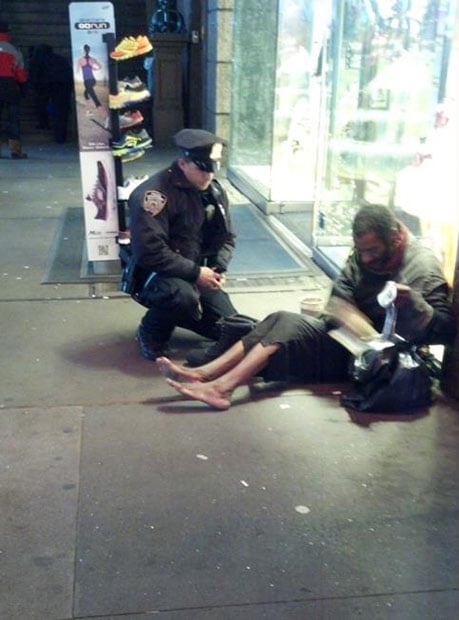 raok Photo of NYPD Police Officers Random Act of Kindness Goes Viral raok