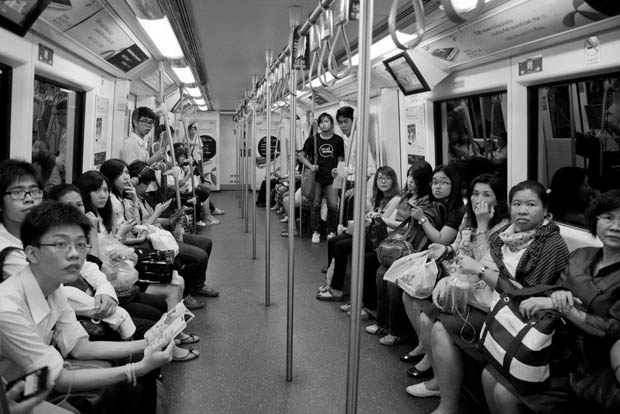 stingray Photographer Snaps Surprised Reactions After Shouting Words on Subway Trains stingray