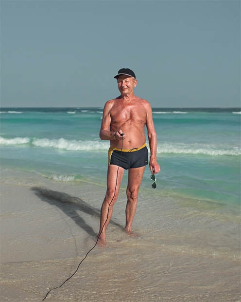 Photos of Strangers on a Beach, Captured by the Subjects Themselves strangerself 2