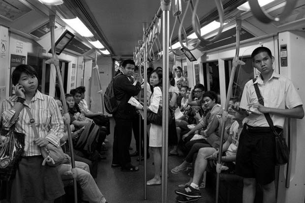 tokyotower Photographer Snaps Surprised Reactions After Shouting Words on Subway Trains tokyotower