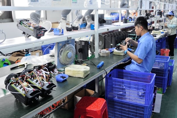 Behind the Scenes at the Second Largest Studio Lighting Factory in China DSC 1442
