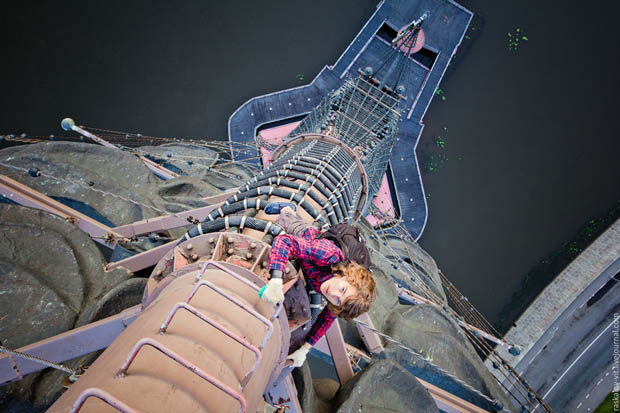 Vertigo Inducing Portraits by Skywalking Photographers in Russia skywalking 3