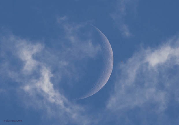 The Moon and Venus Captured in a Single Photograph moonvenus2a