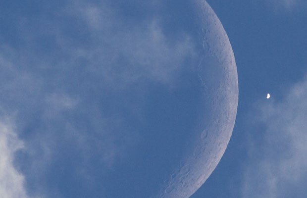 The Moon and Venus Captured in a Single Photograph moonvenus2b