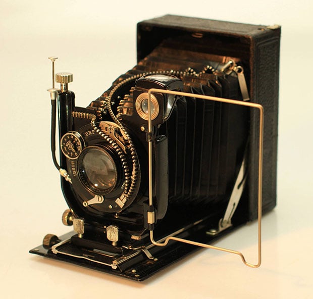 Artist Unzips Vintage Cameras to Reveal Their Inner Beauty Artist Unzips Vintage Cameras to Reveal Their Inner Beauty zipper1a
